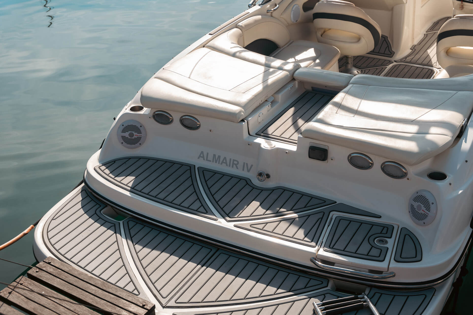 nautica-mh-alquiler-barcos-embarcaciones-malaga-granada-nerja-la-herradura-bayliner-235-bowrider-03