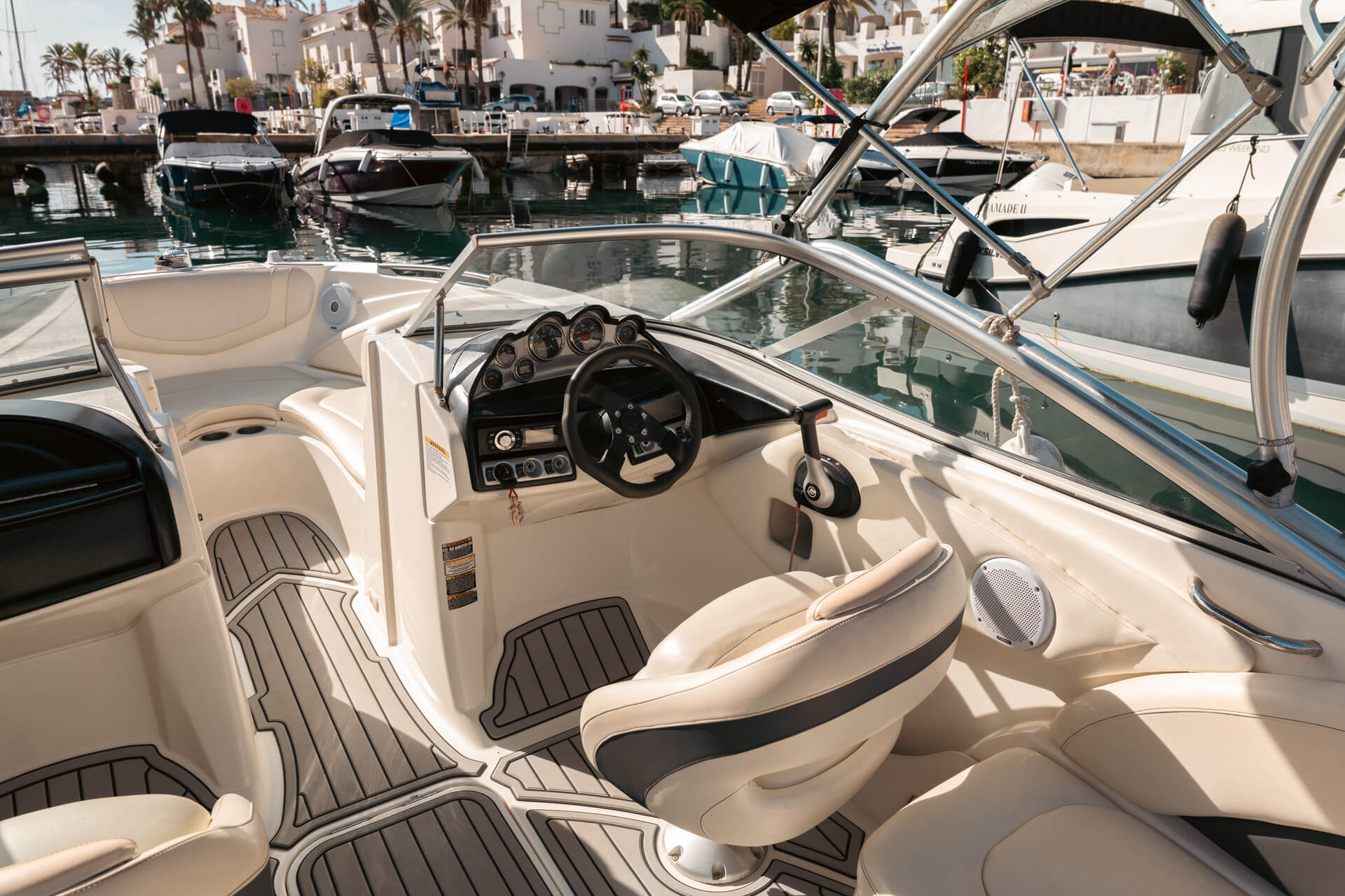 nautica-mh-alquiler-barcos-embarcaciones-malaga-granada-nerja-la-herradura-bayliner-235-bowrider-05