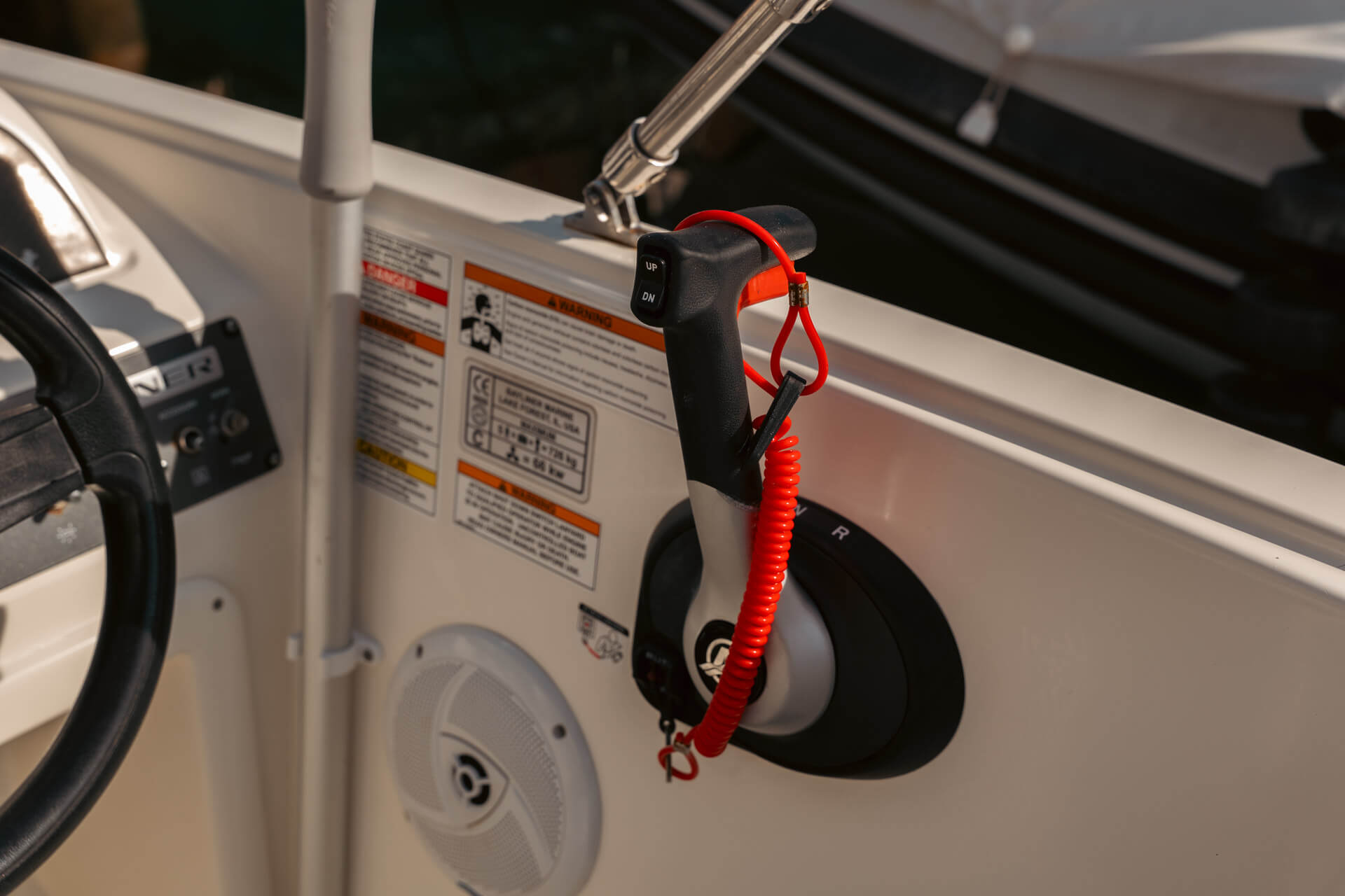 nautica-mh-alquiler-barcos-embarcaciones-malaga-granada-nerja-la-herradura-bayliner-e16-04